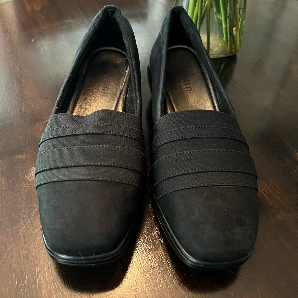 ARAVON BLACK SLIP ON SHOES SZ 10D